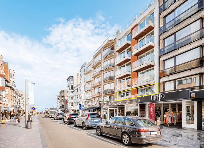 Modern kitchen in vacation home Brit Eerste, Koksijde, West Flanders. Stylish interior with bar and sleek finish.
