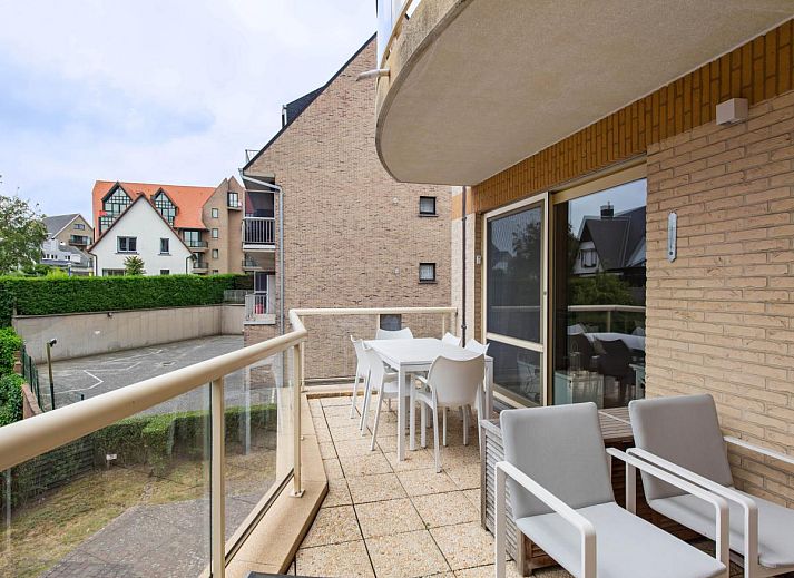 Gezellige woonkamer in Klokjesbloem Gelijkvloers vakantiehuis, Koksijde, Belgie, met uitzicht op het terras en veel natuurlijk licht.