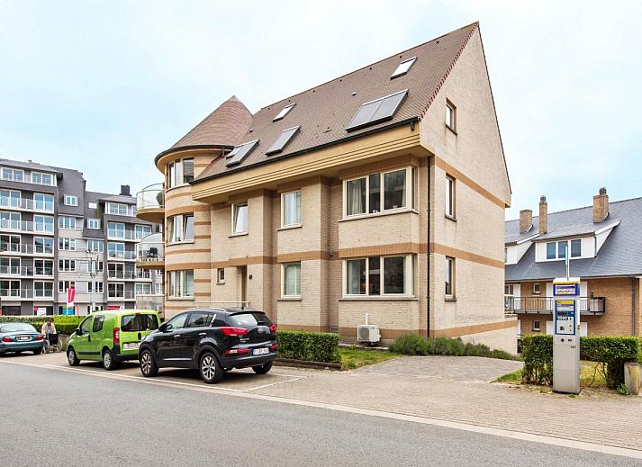 Geniet van het ruime terras bij Klokjesbloem Gelijkvloers, een vakantiehuis in Koksijde, West-Vlaanderen, met uitzicht op de rustige omgeving.