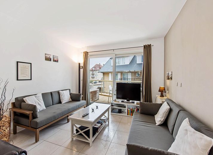 Geniet van het ruime terras bij Klokjesbloem Gelijkvloers, een vakantiehuis in Koksijde, West-Vlaanderen, met uitzicht op de rustige omgeving.