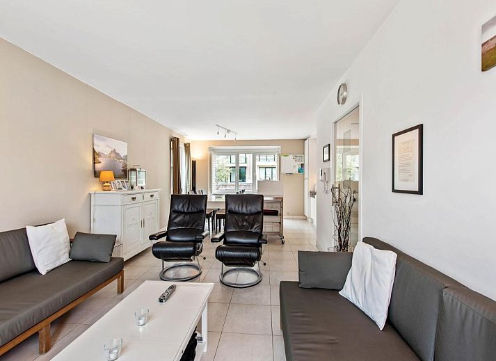 Geniet van het ruime terras bij Klokjesbloem Gelijkvloers, een vakantiehuis in Koksijde, West-Vlaanderen, met uitzicht op de rustige omgeving.