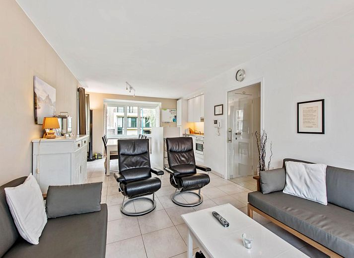 Moderne keuken in Klokjesbloem Gelijkvloers vakantiehuis, Koksijde, West-Vlaanderen, met uitzicht op lichte woonruimte.