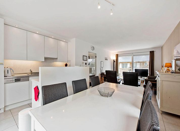 Moderne keuken in Klokjesbloem Gelijkvloers vakantiehuis, Koksijde, West-Vlaanderen, met uitzicht op lichte woonruimte.