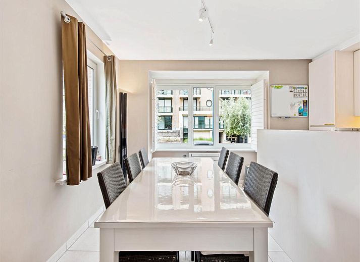 Moderne keuken in Klokjesbloem Gelijkvloers vakantiehuis, Koksijde, West-Vlaanderen, met uitzicht op lichte woonruimte.