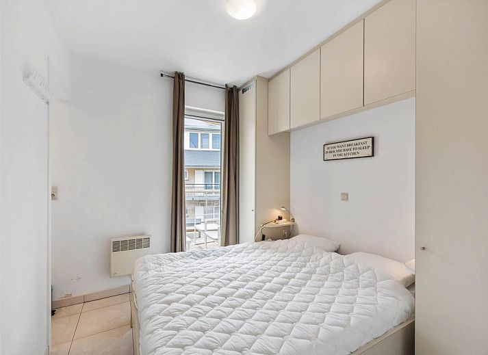 Moderne keuken in Klokjesbloem Gelijkvloers vakantiehuis, Koksijde, West-Vlaanderen, met uitzicht op lichte woonruimte.