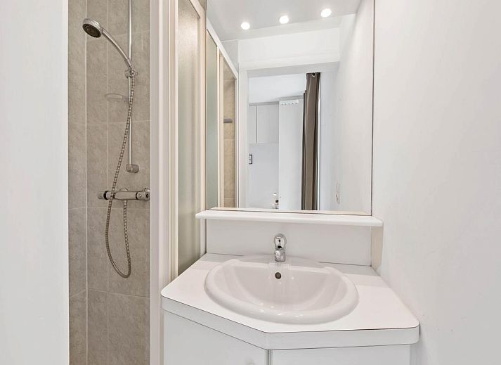 Moderne keuken in Klokjesbloem Gelijkvloers vakantiehuis, Koksijde, West-Vlaanderen, met uitzicht op lichte woonruimte.