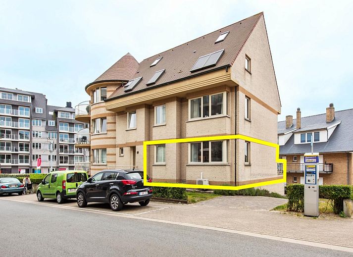 Sfeervolle slaapkamer in Klokjesbloem Gelijkvloers, vakantiehuis in Koksijde, West-Vlaanderen, met comfortabel bed en natuurlijk licht.