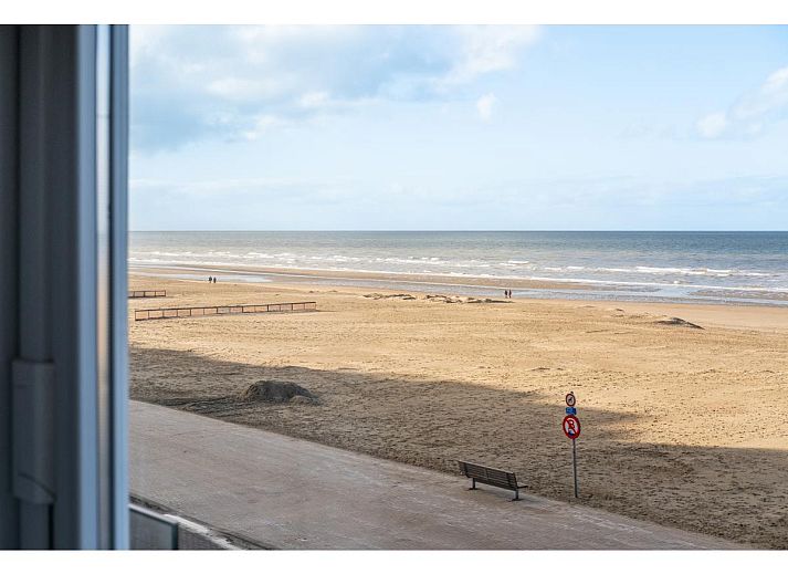 Gezellige woonkamer van vakantiehuis Cortina tweede in Koksijde, West-Vlaanderen met comfortabele zithoek en eethoek voor een ontspannen verblijf.