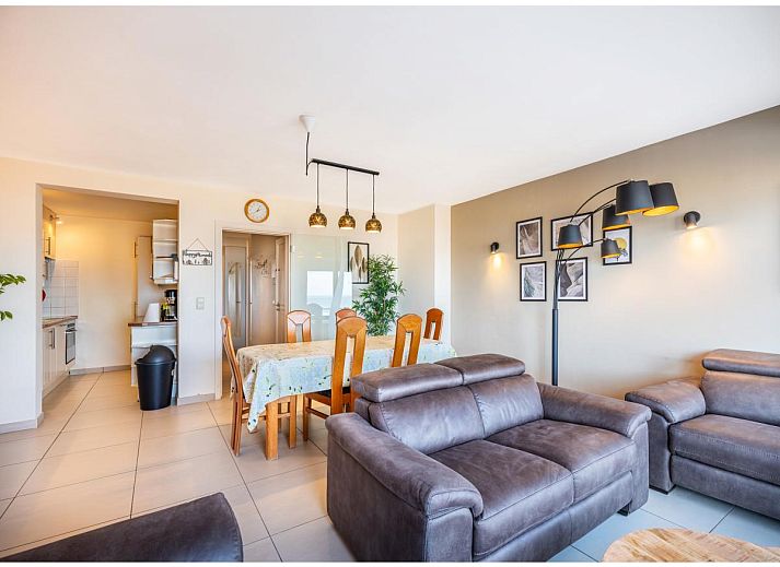 Gezellige woonkamer in vakantiehuis Cortina tweede, Koksijde, met prachtig uitzicht op het strand van West-Vlaanderen, Belgie.