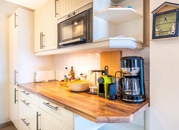 Gezellige woonkamer in vakantiehuis Cortina tweede, Koksijde, met prachtig uitzicht op het strand van West-Vlaanderen, Belgie.