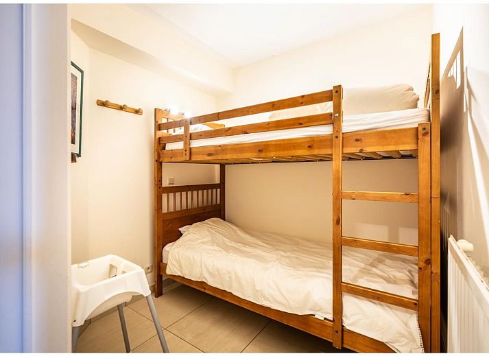 Gezellige woonkamer in vakantiehuis Cortina tweede, Koksijde, West-Vlaanderen met comfortabele zitruimte en eetgedeelte.