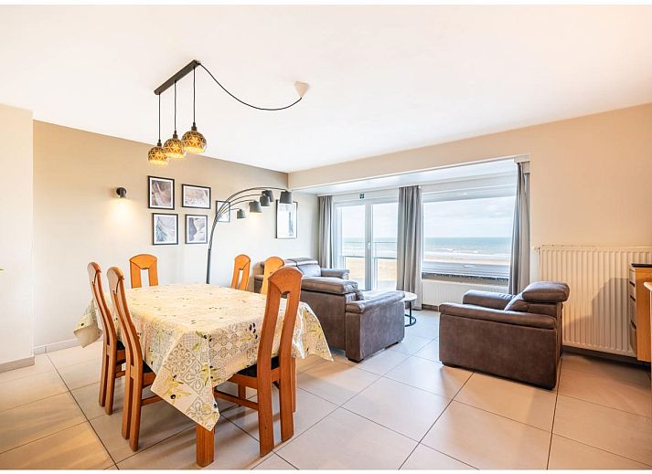Geniet van het strandzicht vanuit de woonkamer van vakantiehuis Cortina tweede in Koksijde, West-Vlaanderen, Belgie.