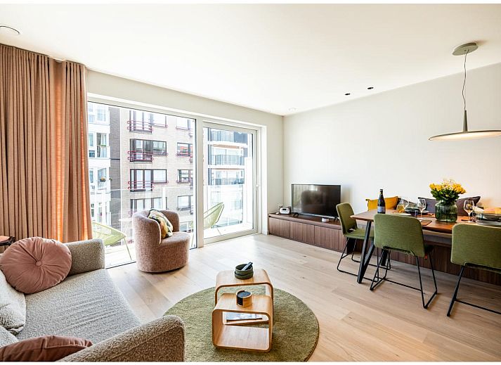 Geniet van het zonovergoten balkon van La Balise Derde, een modern vakantiehuis in Koksijde, West-Vlaanderen met uitzicht op de stad.