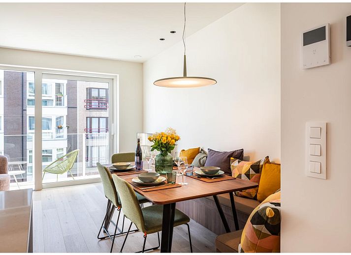 Geniet van het zonovergoten balkon van La Balise Derde, een modern vakantiehuis in Koksijde, West-Vlaanderen met uitzicht op de stad.