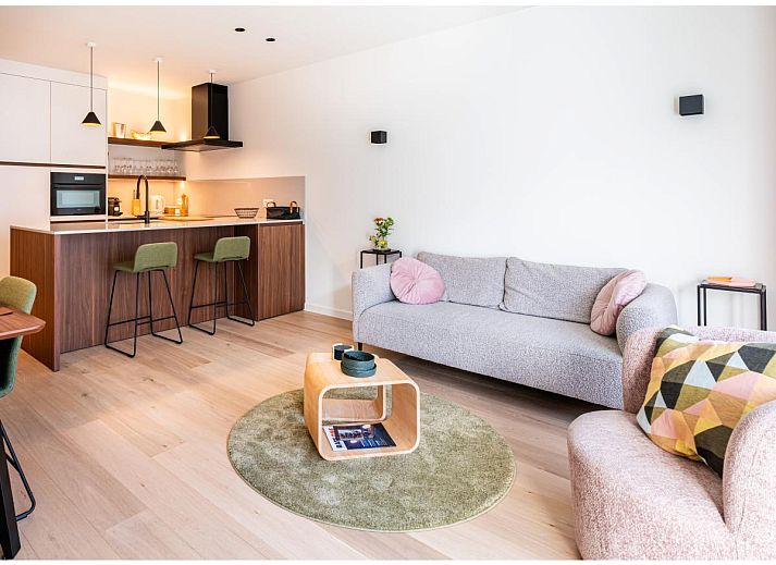 Geniet van het zonovergoten balkon van La Balise Derde, een modern vakantiehuis in Koksijde, West-Vlaanderen met uitzicht op de stad.