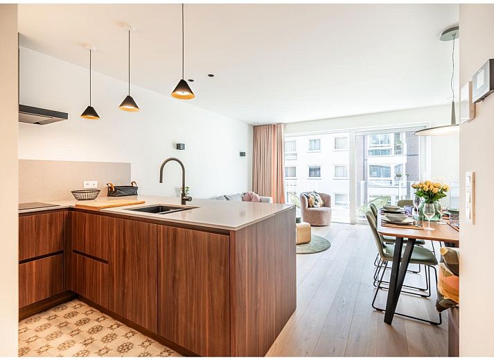 Geniet van het zonovergoten balkon van La Balise Derde, een modern vakantiehuis in Koksijde, West-Vlaanderen met uitzicht op de stad.