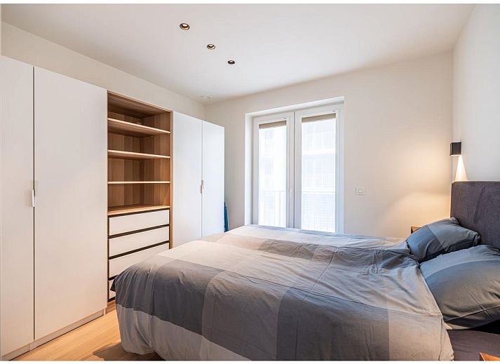 Geniet van het zonovergoten balkon van La Balise Derde, een modern vakantiehuis in Koksijde, West-Vlaanderen met uitzicht op de stad.