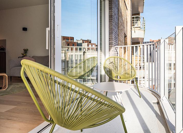 Stijlvolle woonkamer van vakantiehuis La Balise Derde in Koksijde, West-Vlaanderen met moderne inrichting en veel natuurlijk licht.