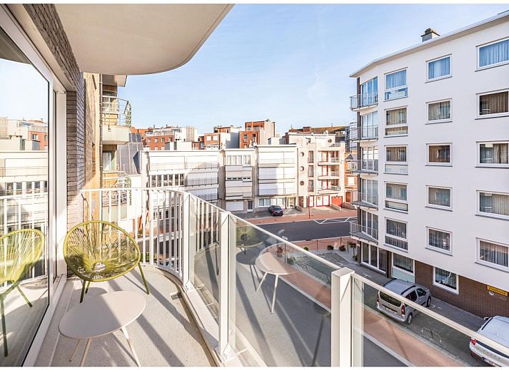 Stijlvolle woonkamer van vakantiehuis La Balise Derde in Koksijde, West-Vlaanderen met moderne inrichting en veel natuurlijk licht.