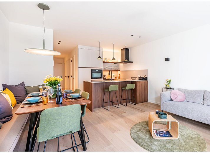 Stijlvolle woonkamer van vakantiehuis La Balise Derde in Koksijde, West-Vlaanderen met moderne inrichting en veel natuurlijk licht.