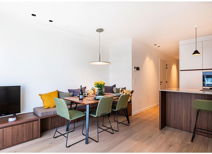 Stijlvolle woonkamer van vakantiehuis La Balise Derde in Koksijde, West-Vlaanderen met moderne inrichting en veel natuurlijk licht.