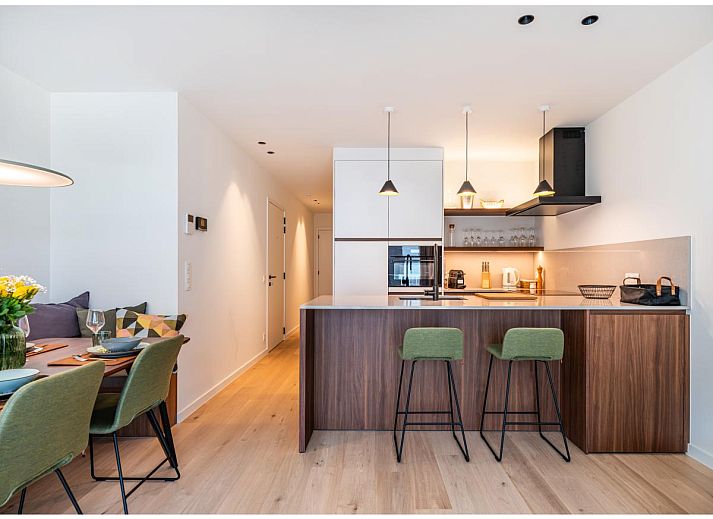 Stijlvolle woonkamer van La Balise Derde vakantiehuis in Koksijde, Belgie, met moderne keuken en comfortabele zithoek.