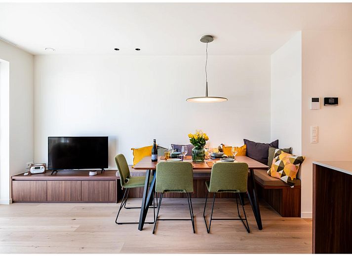 Stijlvolle woonkamer van La Balise Derde vakantiehuis in Koksijde, Belgie, met moderne keuken en comfortabele zithoek.