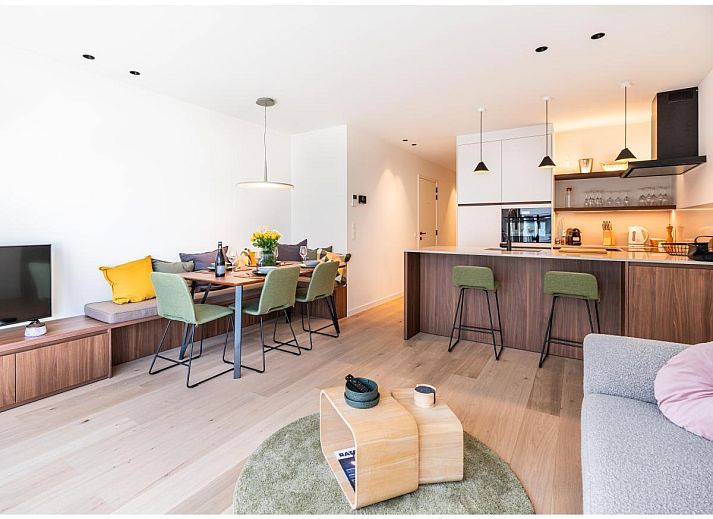 Stijlvolle woonkamer van La Balise Derde vakantiehuis in Koksijde, Belgie, met moderne keuken en comfortabele zithoek.