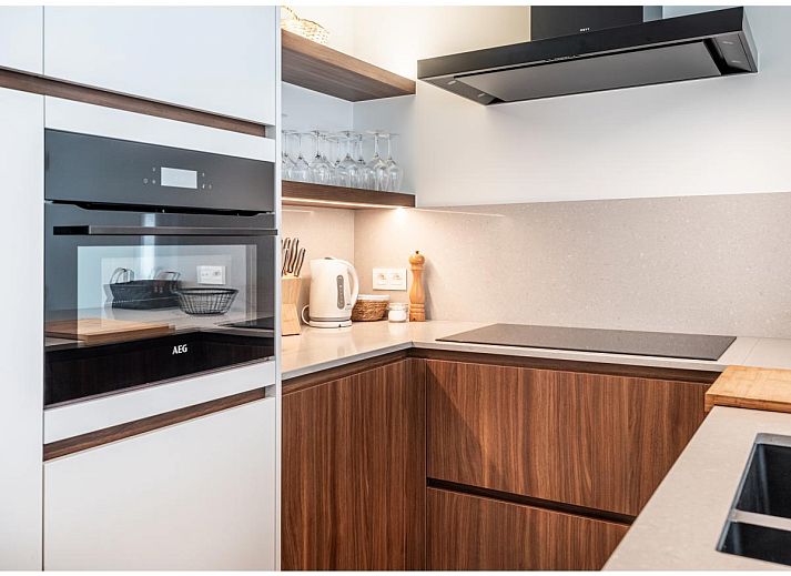 Moderne keuken in La Balise Derde vakantiehuis in Koksijde, West-Vlaanderen, Belgie, met stijlvolle inrichting en gezellige eethoek.