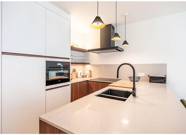 Moderne keuken in La Balise Derde vakantiehuis in Koksijde, West-Vlaanderen, Belgie, met stijlvolle inrichting en gezellige eethoek.