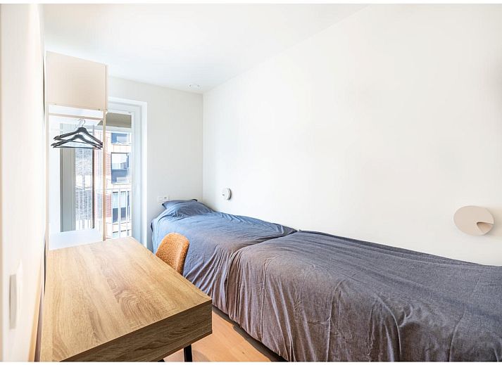 Moderne keuken in La Balise Derde vakantiehuis in Koksijde, West-Vlaanderen, Belgie, met stijlvolle inrichting en gezellige eethoek.