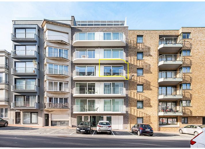 Moderne keuken in La Balise Derde vakantiehuis in Koksijde, West-Vlaanderen, Belgie, met stijlvolle inrichting en gezellige eethoek.