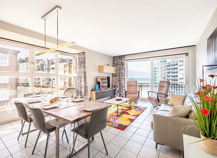 Lichte woonkamer van Delfien Eerste vakantiehuis met zeezicht in Koksijde, West-Vlaanderen, Belgie. Gezellige zithoek en eethoek.