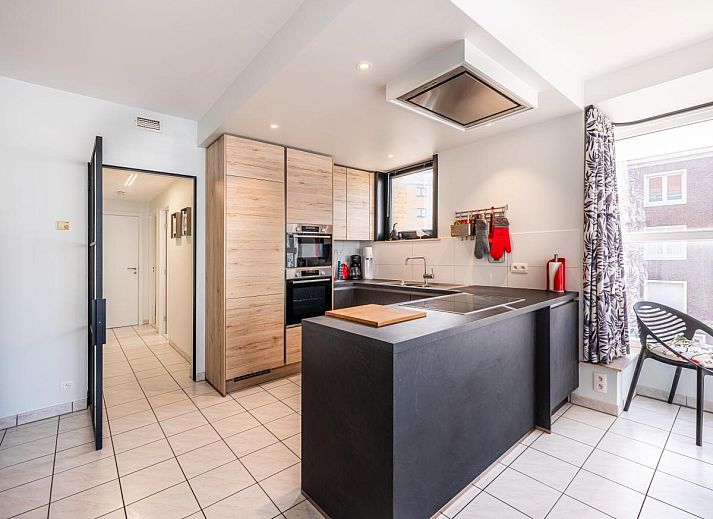 Lichte woonkamer van Delfien Eerste vakantiehuis met zeezicht in Koksijde, West-Vlaanderen, Belgie. Gezellige zithoek en eethoek.