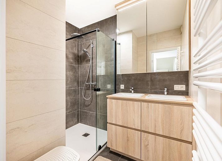 Lichte woonkamer van Delfien Eerste vakantiehuis met zeezicht in Koksijde, West-Vlaanderen, Belgie. Gezellige zithoek en eethoek.