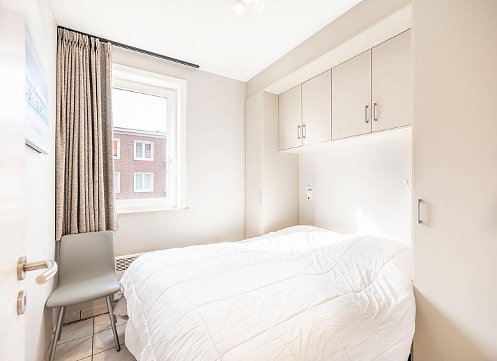 Lichte woonkamer van Delfien Eerste vakantiehuis met zeezicht in Koksijde, West-Vlaanderen, Belgie. Gezellige zithoek en eethoek.