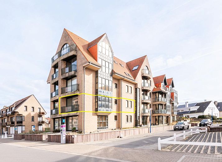 Uitzicht vanaf het balkon van Delfien Eerste, een vakantiehuis in Koksijde, West-Vlaanderen met zeezicht en stedelijke omgeving.