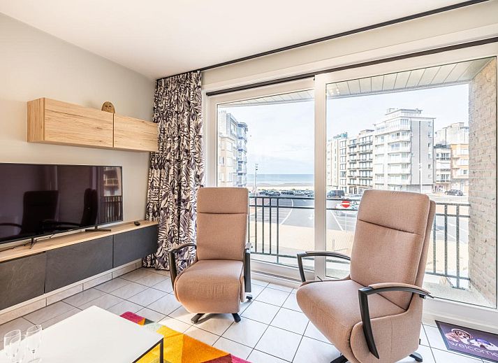 Uitzicht vanaf het balkon van Delfien Eerste, een vakantiehuis in Koksijde, West-Vlaanderen met zeezicht en stedelijke omgeving.