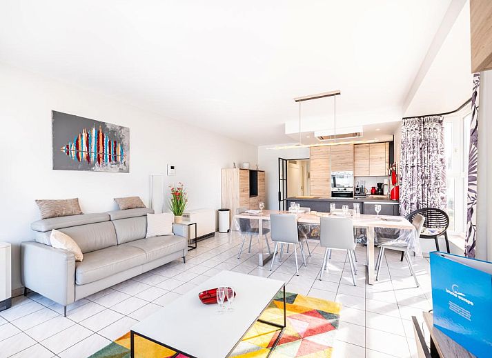 Uitzicht vanaf het balkon van Delfien Eerste, een vakantiehuis in Koksijde, West-Vlaanderen met zeezicht en stedelijke omgeving.