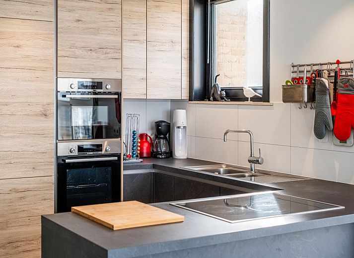 Moderne keuken in Delfien Eerste vakantiehuis, Koksijde, West-Vlaanderen, Belgie, met ruime indeling en veel natuurlijk licht.