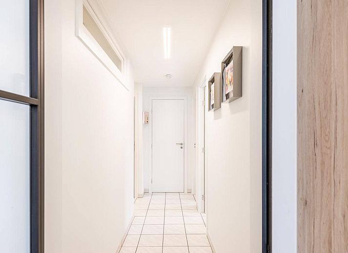 Moderne keuken in Delfien Eerste vakantiehuis, Koksijde, West-Vlaanderen, Belgie, met ruime indeling en veel natuurlijk licht.