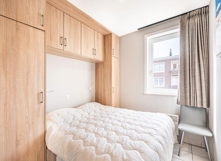 Moderne keuken in Delfien Eerste vakantiehuis, Koksijde, West-Vlaanderen, Belgie, met ruime indeling en veel natuurlijk licht.