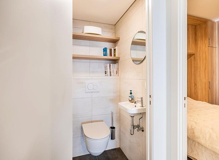 Moderne keuken in Delfien Eerste vakantiehuis, Koksijde, West-Vlaanderen, Belgie, met ruime indeling en veel natuurlijk licht.