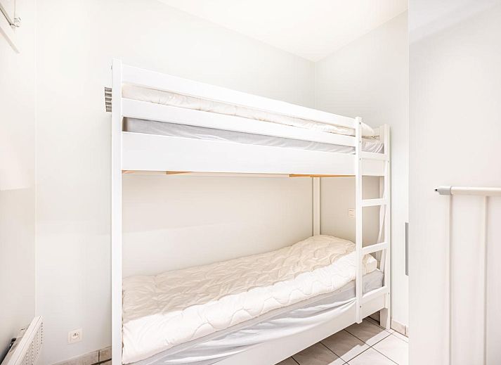Moderne badkamer in Delfien Eerste vakantiehuis, Koksijde, West-Vlaanderen, met ruime douche en dubbele wastafel.