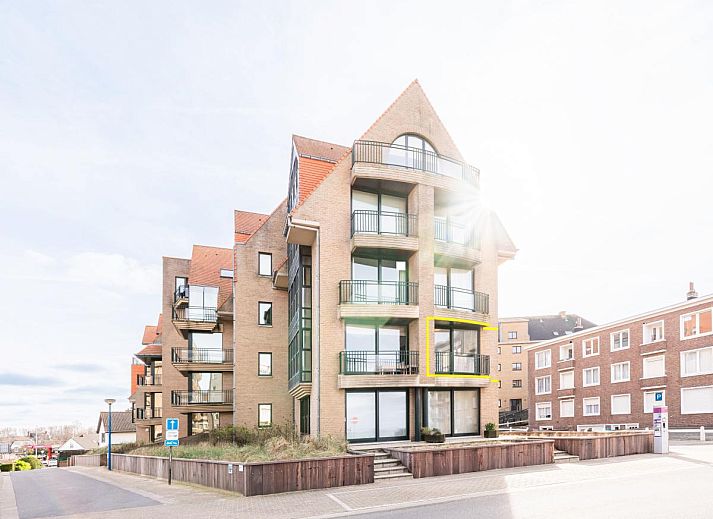 Moderne badkamer in Delfien Eerste vakantiehuis, Koksijde, West-Vlaanderen, met ruime douche en dubbele wastafel.