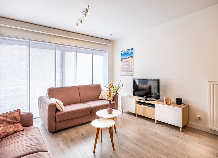 Lichte woonkamer van Gaston Lejeune tweede vakantiehuis in Koksijde, Belgie met moderne keuken en gezellig zitgedeelte.