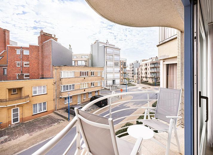 Lichte woonkamer van Gaston Lejeune tweede vakantiehuis in Koksijde, Belgie met moderne keuken en gezellig zitgedeelte.