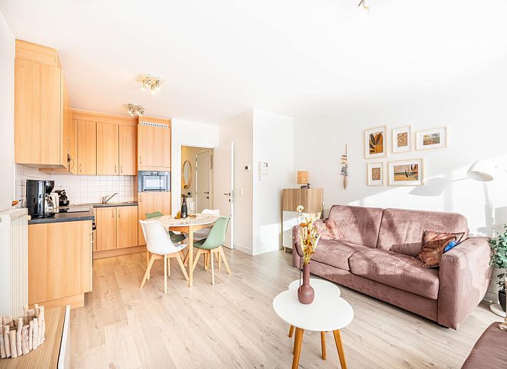 Lichte woonkamer van Gaston Lejeune tweede vakantiehuis in Koksijde, Belgie met moderne keuken en gezellig zitgedeelte.