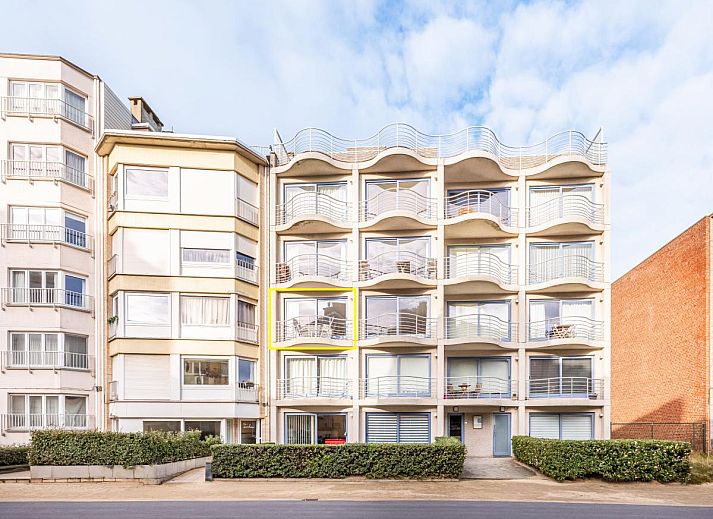 Gezellige woonkamer van Gaston Lejeune tweede vakantiehuis in Koksijde, West-Vlaanderen met comfortabele banken en moderne inrichting.
