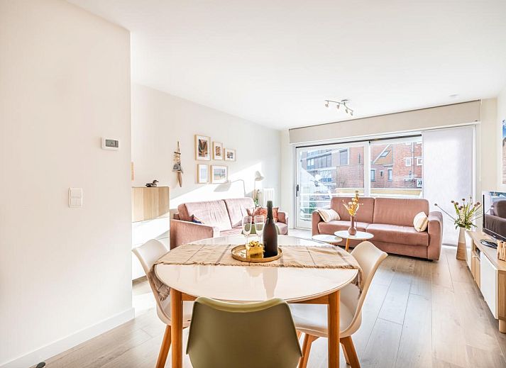 Gezellige woonkamer van Gaston Lejeune tweede vakantiehuis in Koksijde, West-Vlaanderen met comfortabele banken en moderne inrichting.